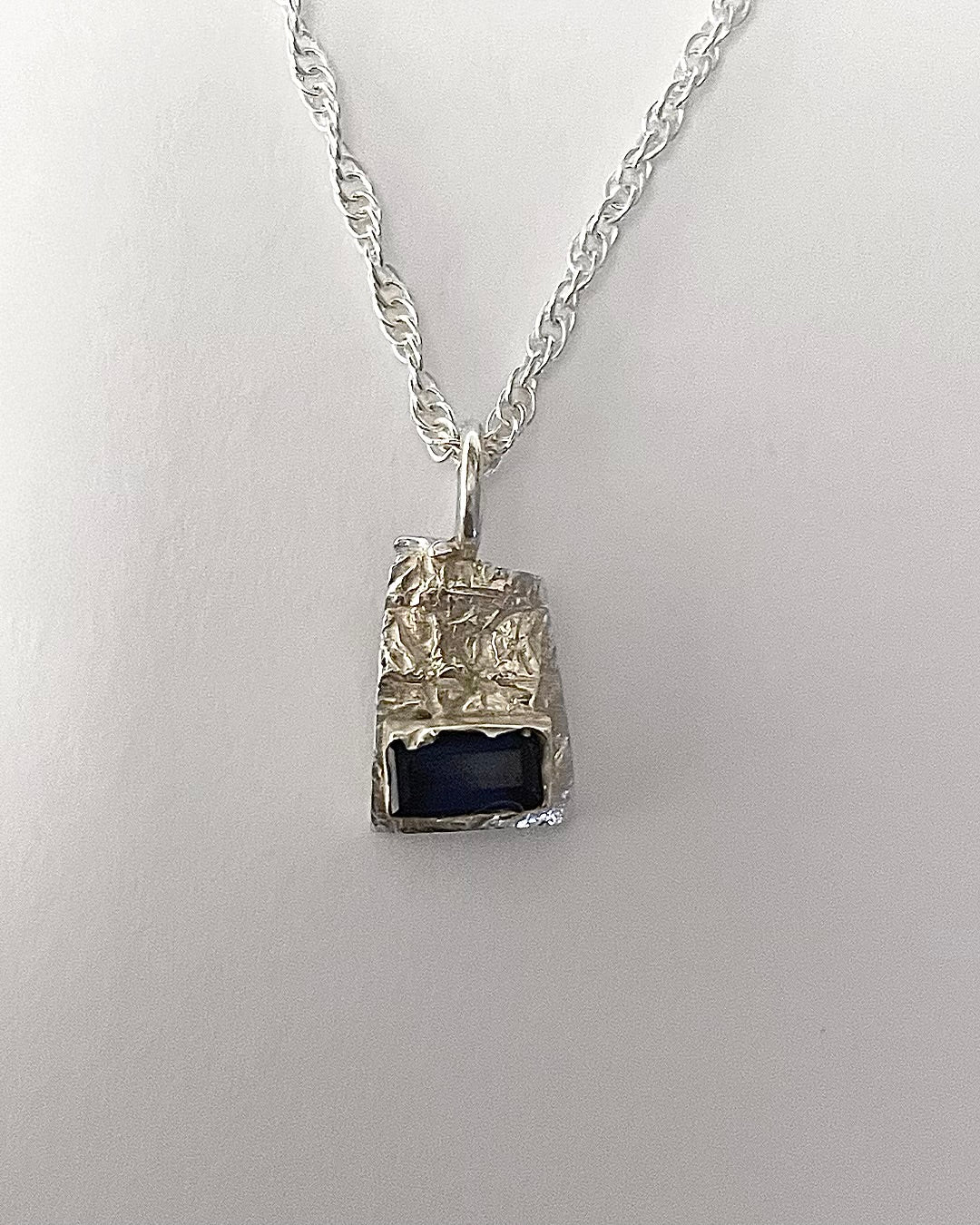 925 MOSS PENDANT W/ SAPPHIRE