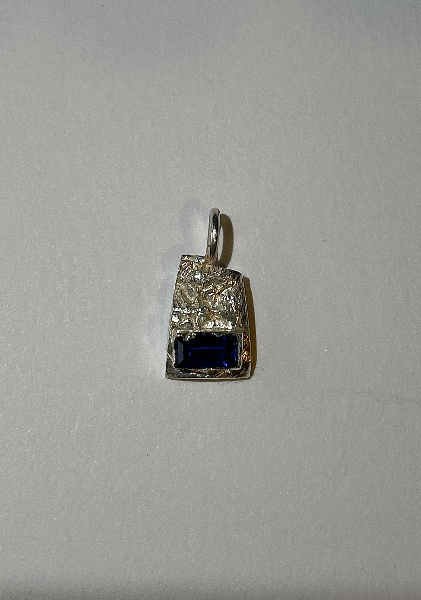 925 MOSS PENDANT W/ SAPPHIRE